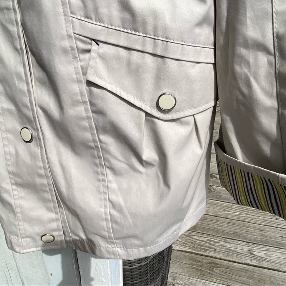 Mackintosh rain jacket with Detachable hood and large pockets. Preppy gear. - Picture 4 of 12